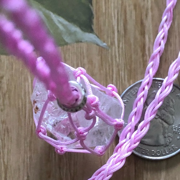 Raw crystal quartz necklace handmade macrame pouch crystal clear stone chunky - Picture 5 of 6